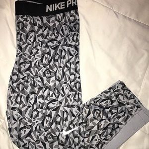 Nike Pro 3 quarter leggings.